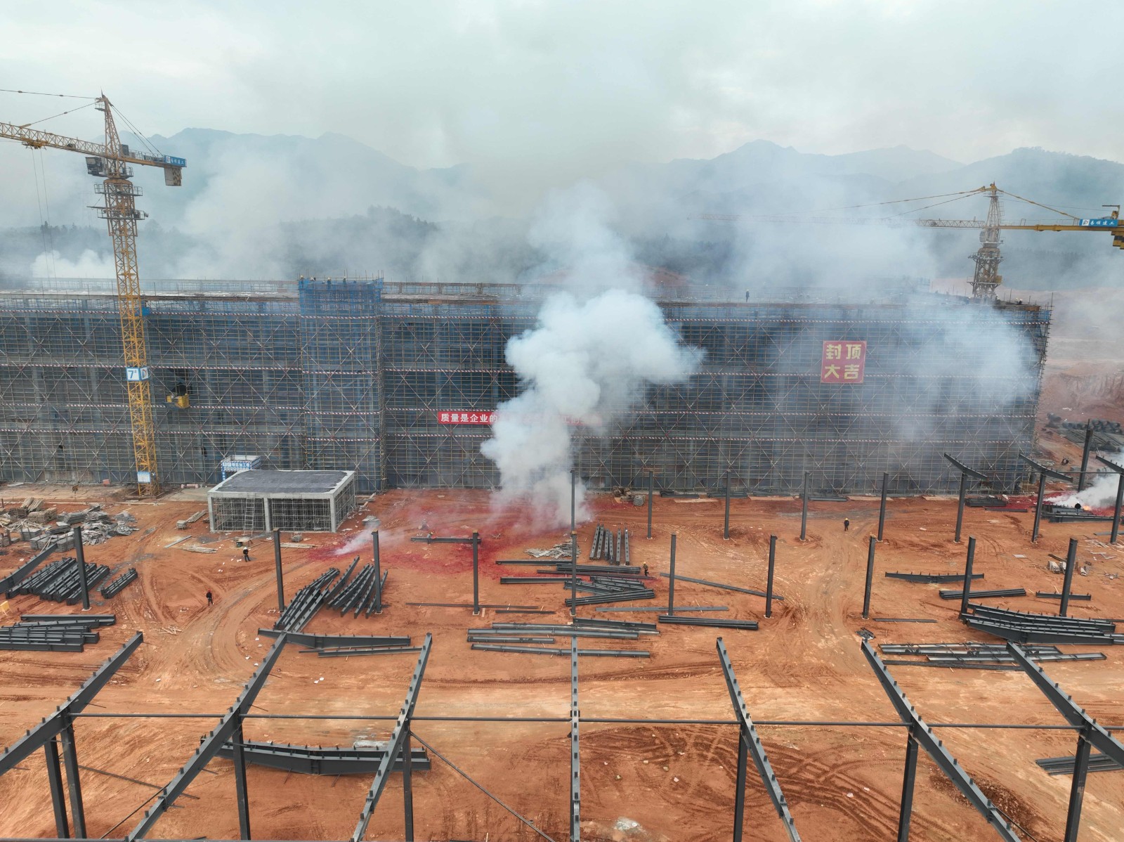 易順建工集團有限公司承建的松溪縣三和循環(huán)經(jīng)濟產(chǎn)業(yè)園標準化廠房和基礎(chǔ)設(shè)施提升項目——標準化廠房建設(shè)項目封頂大吉!